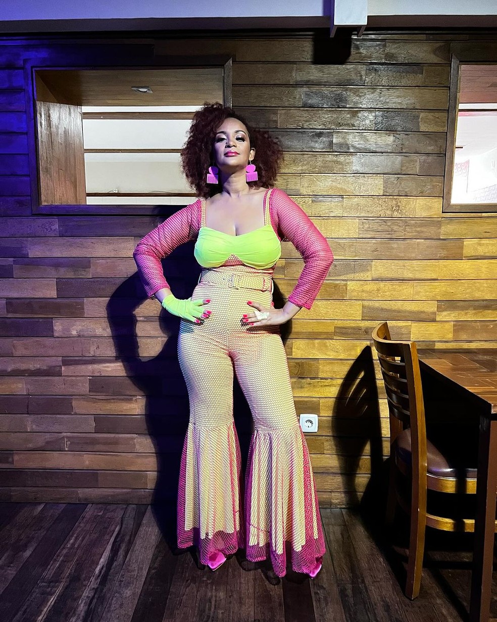 melhores looks anos 80 femininos para festa