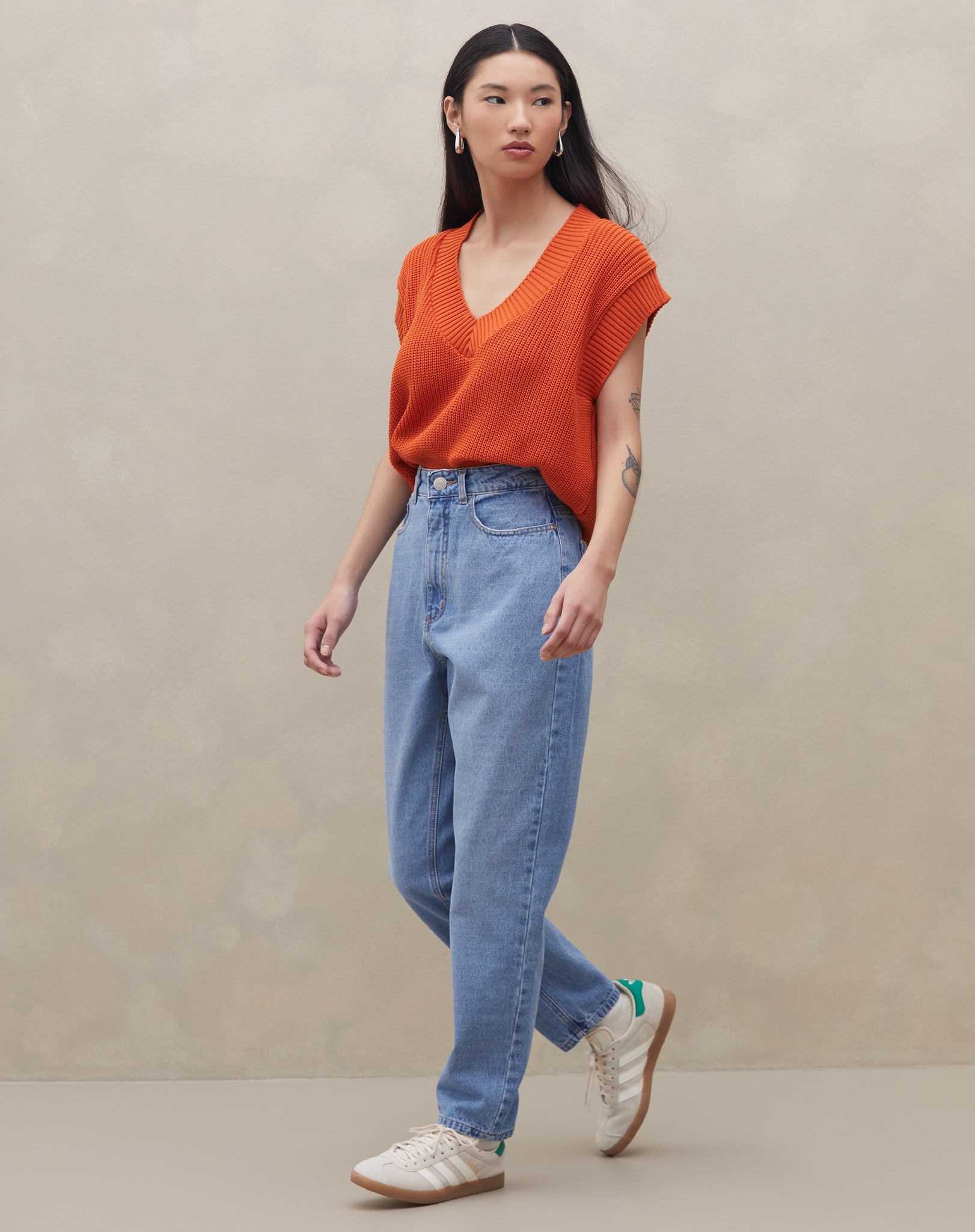 como usar calça jeans larga no verão