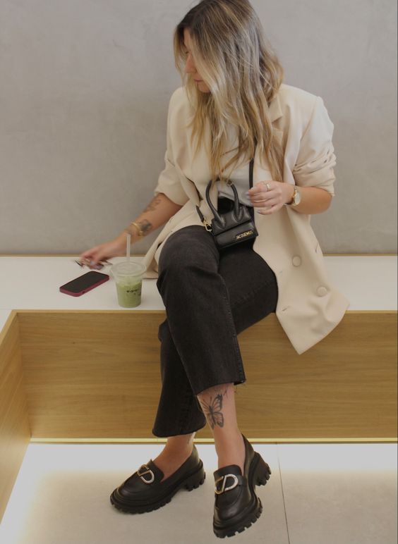 mocassim tratorado com meia calça preta