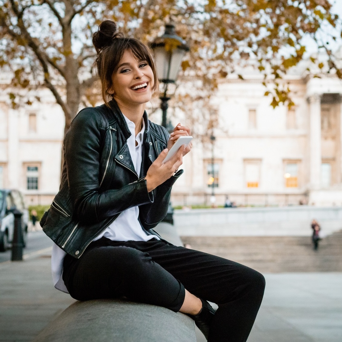 look show rock a noite com jaqueta de couro