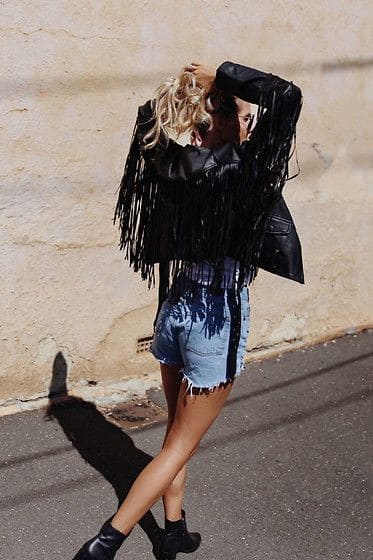 ideias de looks com jaqueta de couro para show de rock