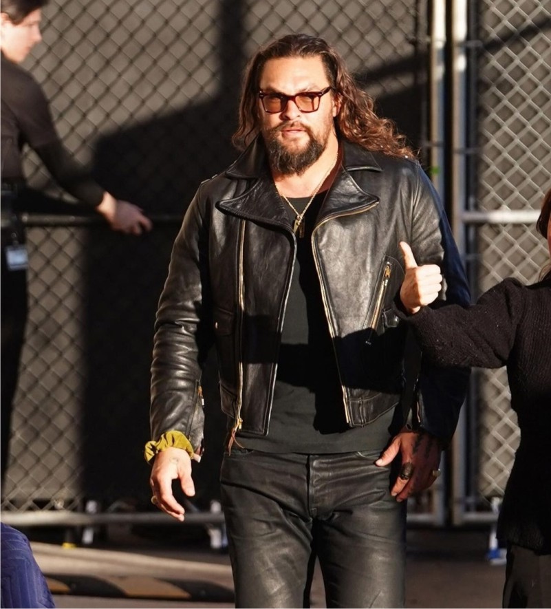 look show de rock a noite com jaqueta de couro e coturno