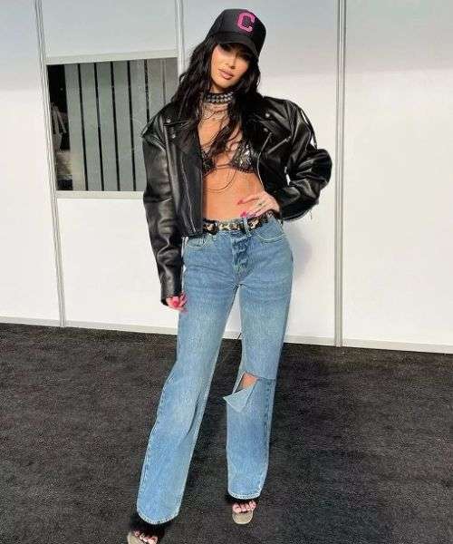 look show rock a noite com jaqueta de couro