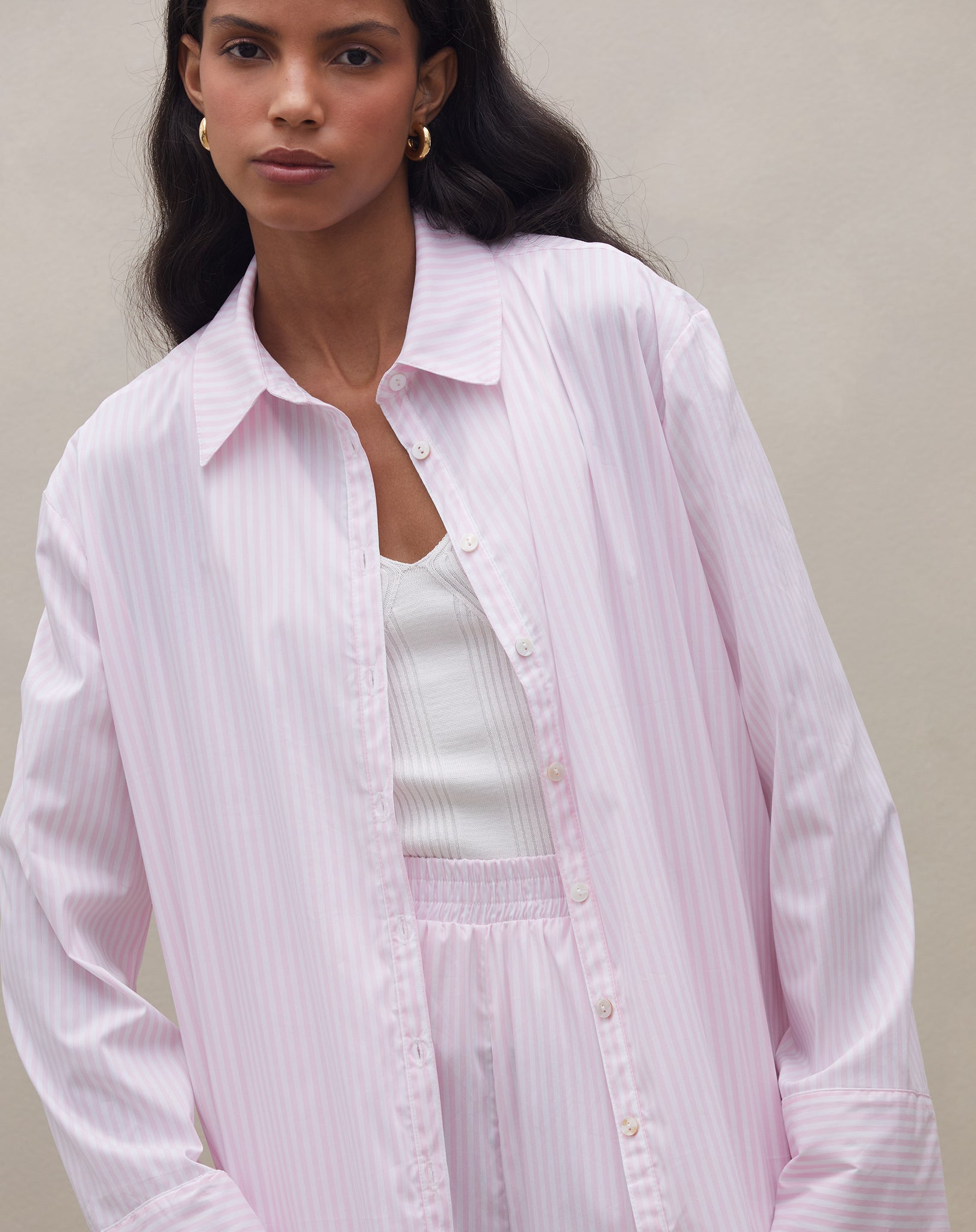 camisa branca vs. camisa off-white: qual escolher?