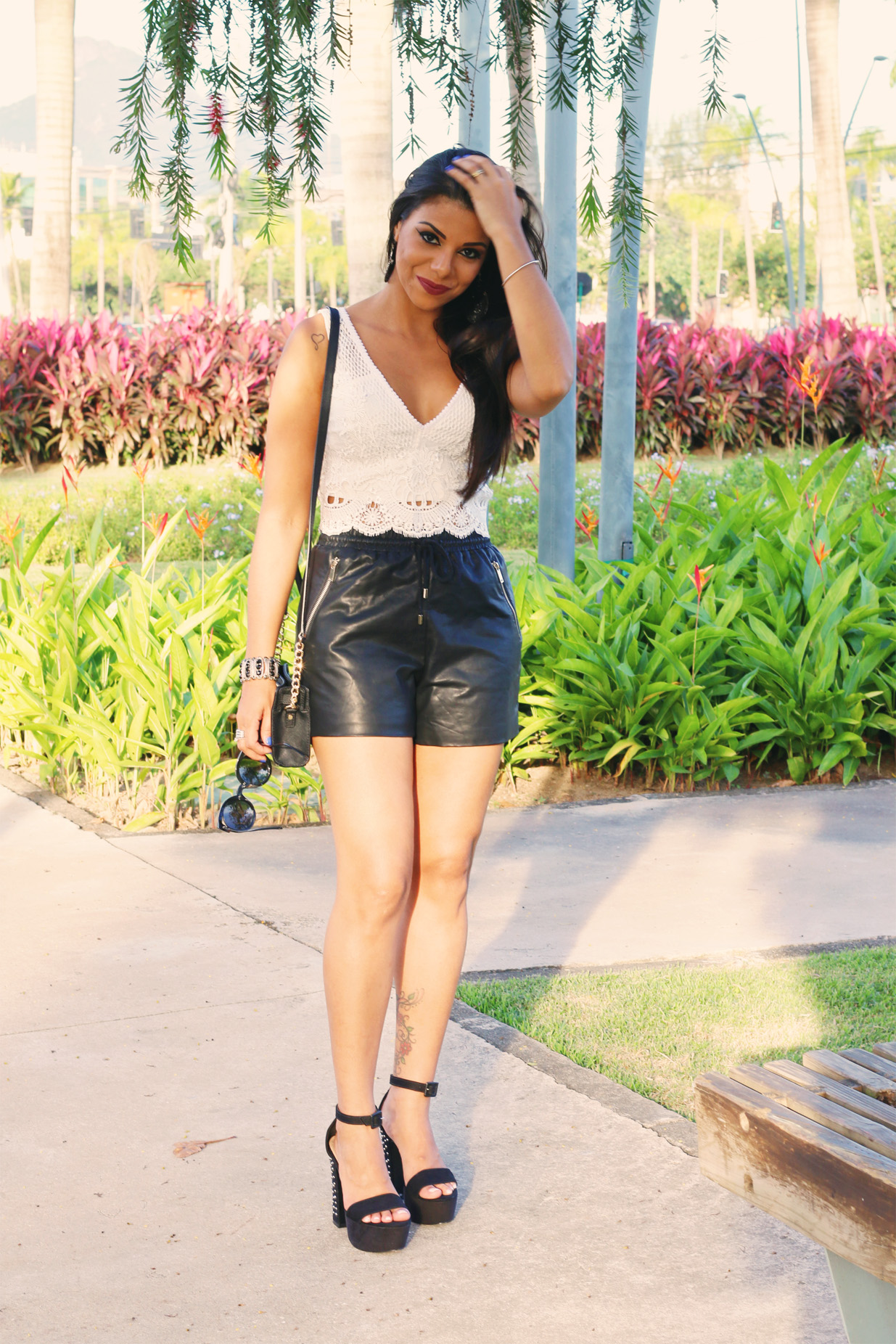 Short de couro no inverno: 5 looks quentinhos e estilosos