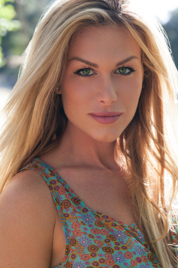 A trajetória de Ludmila Dayer: De ícone sensual a produtora em Los Angeles