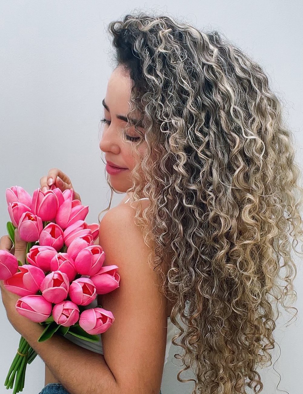 inspiração cabelo cacheado com luzes brancas