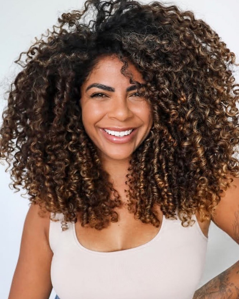 luzes em cabelo cacheado vs liso