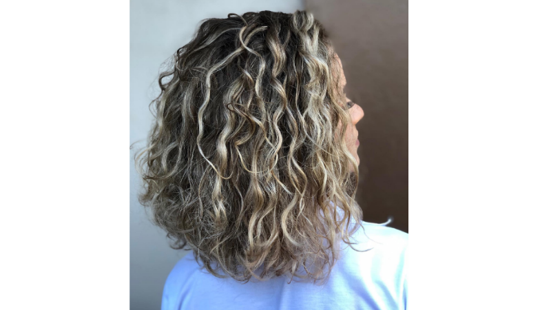 quanto custa fazer luzes em cabelo cacheado