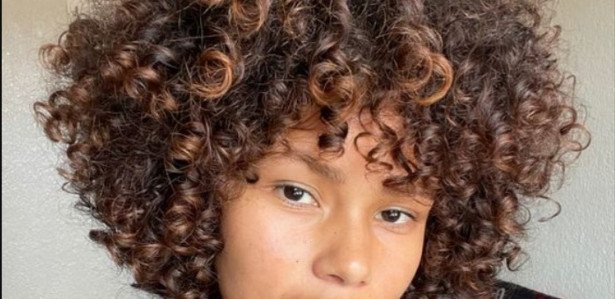 erros ao fazer luzes em cabelo cacheado