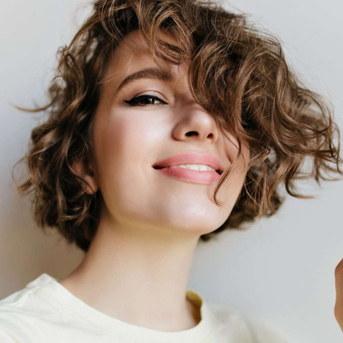 erros comuns ao fazer luzes em cabelo cacheado curto