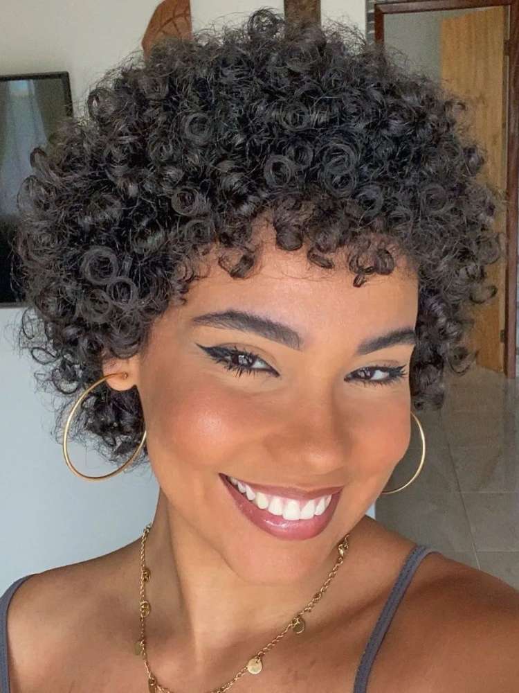 luzes em cabelo cacheado curto