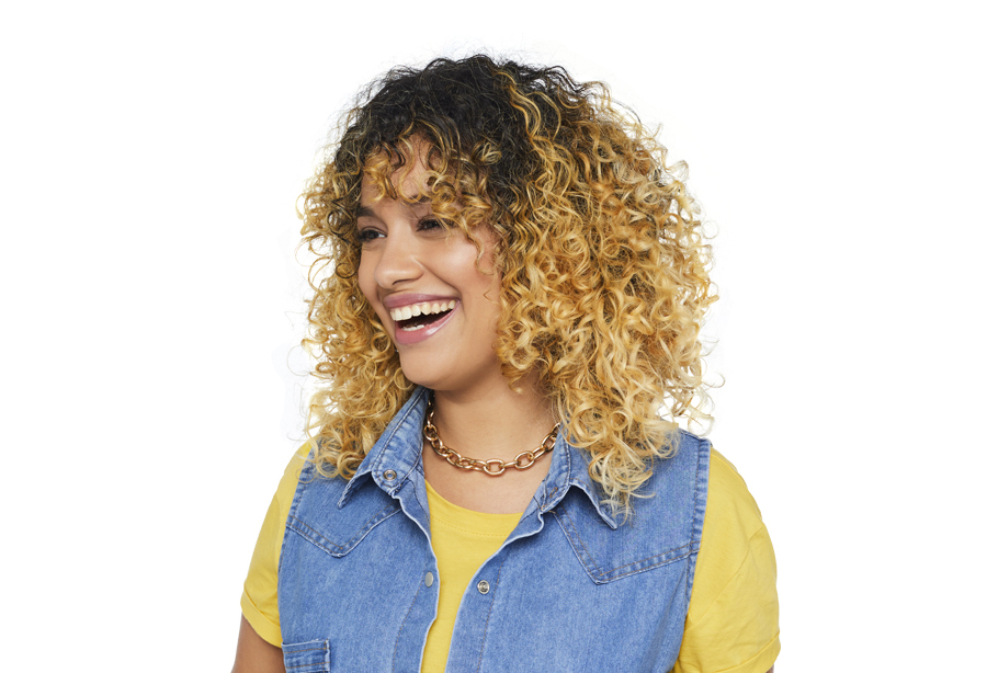 erros comuns ao fazer luzes em cabelo cacheado