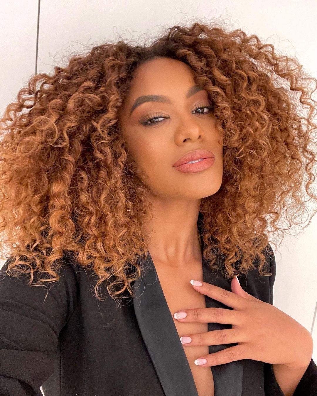 erros comuns ao fazer luzes em cabelo cacheado