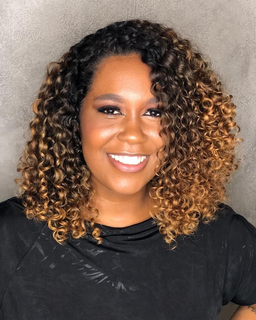 como fazer luzes loiro dourado cabelo cacheado em casa