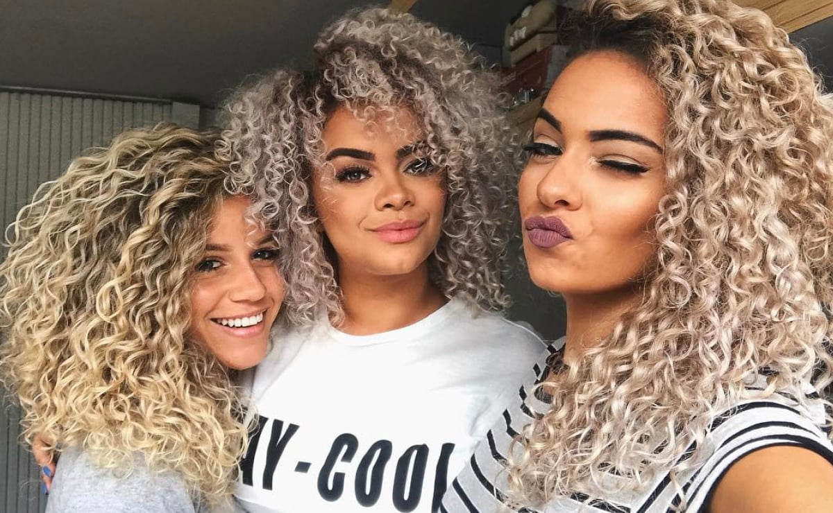 preço luzes loiro dourado cabelo cacheado