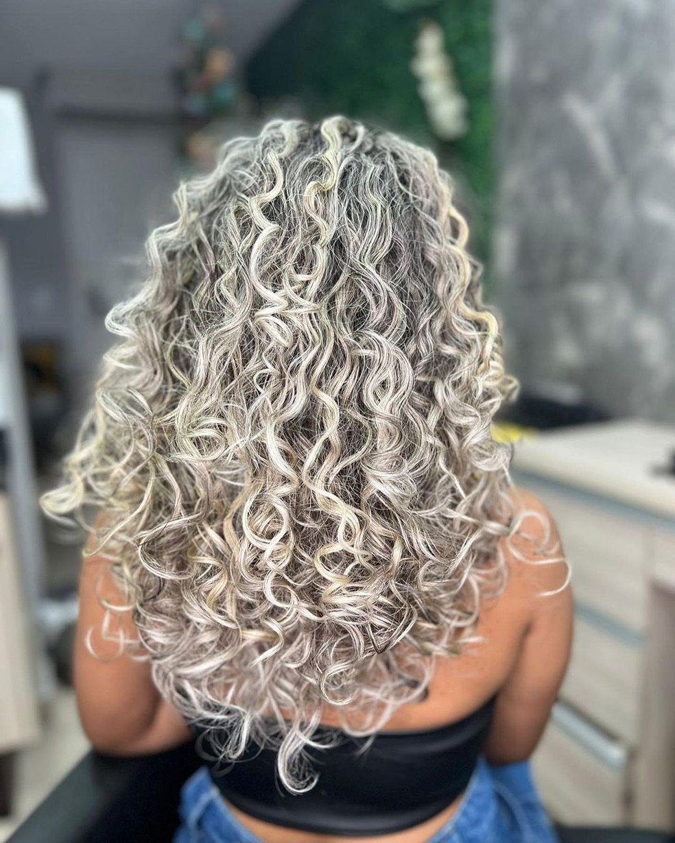 luzes loiro perolado cabelo cacheado
