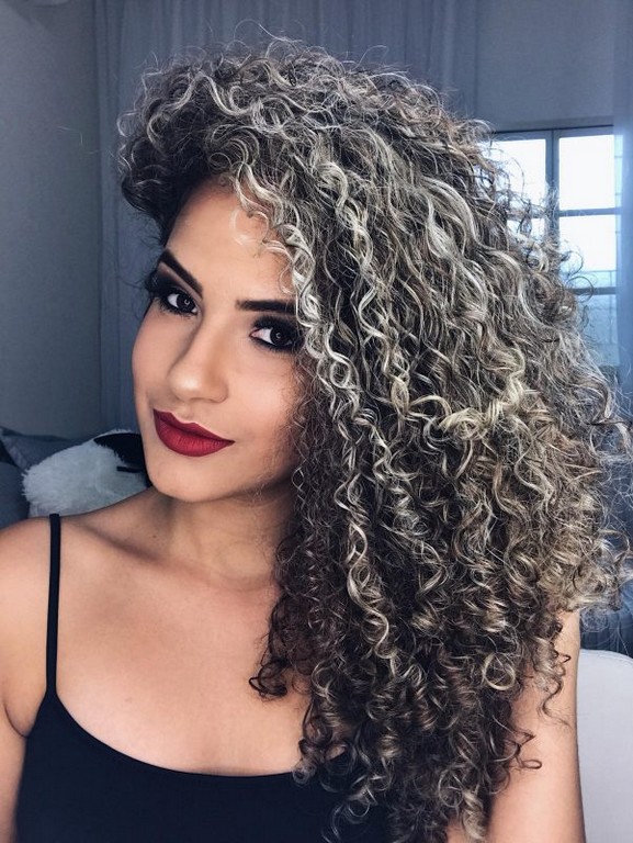 erros comuns ao fazer luzes peroladas em cabelo cacheado