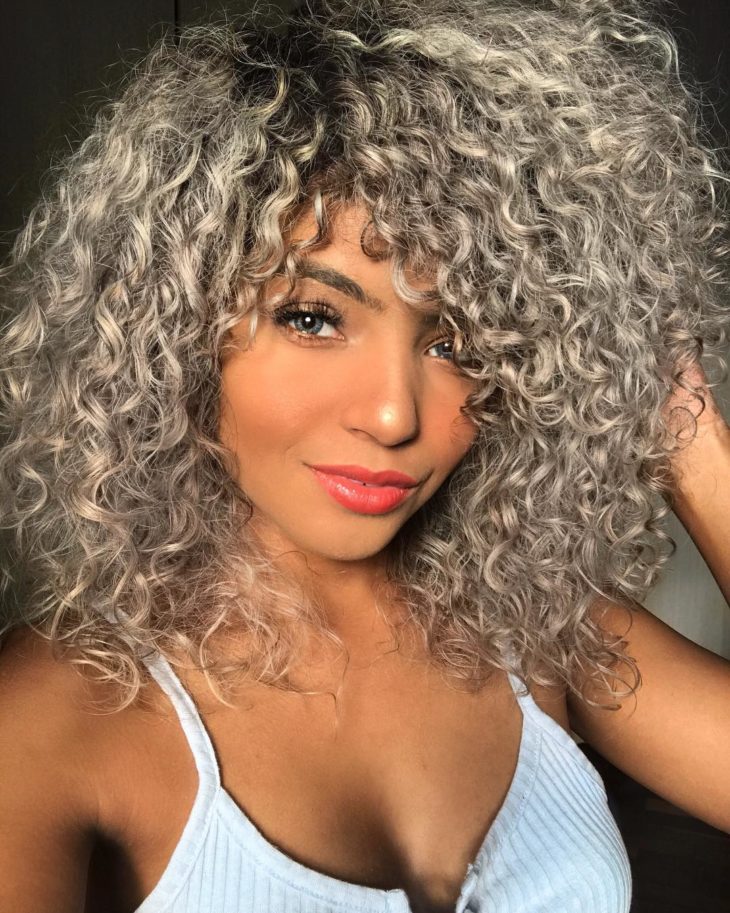 luzes loiro perolado cabelo cacheado