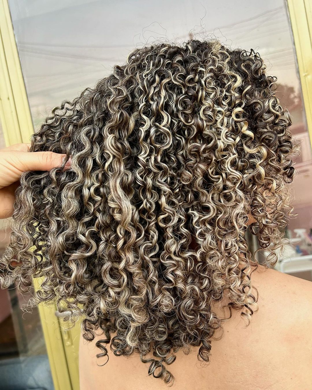melhores tonalizantes loiro perolado para cabelo cacheado