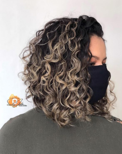 erros comuns luzes mel cabelo cacheado curto long bob