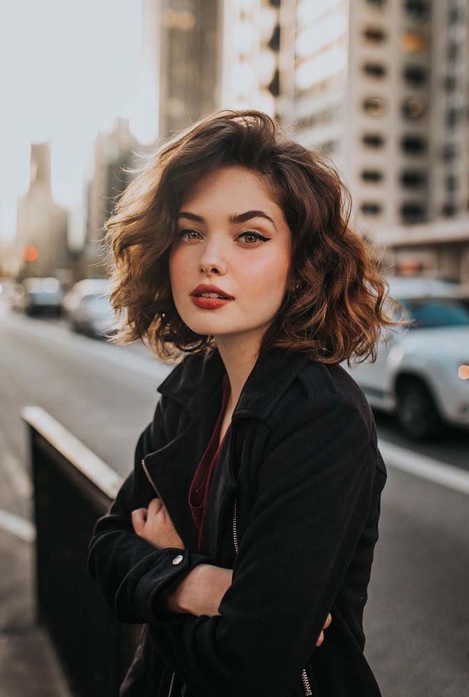 luzes mel em cabelo cacheado curto corte long bob