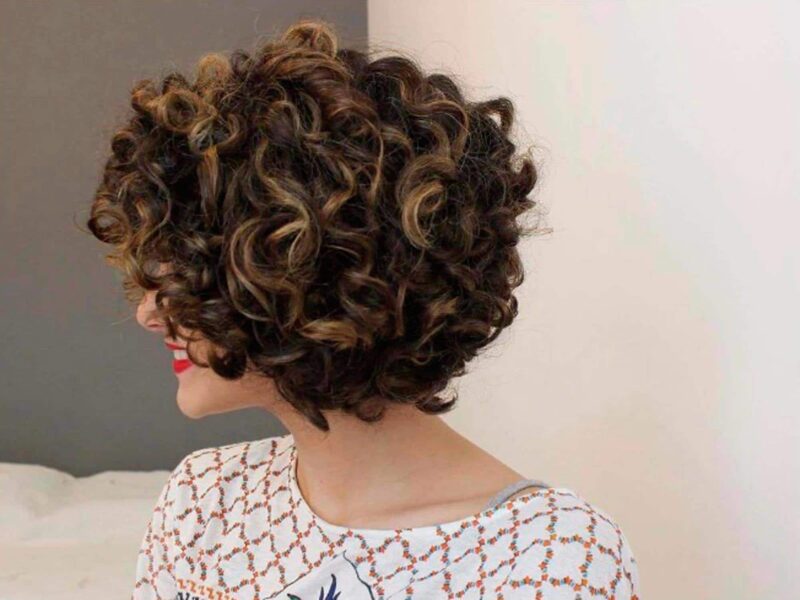 erros comuns luzes mel cabelo cacheado curto long bob