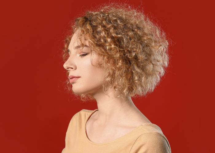 luzes mel em cabelo cacheado curto corte long bob