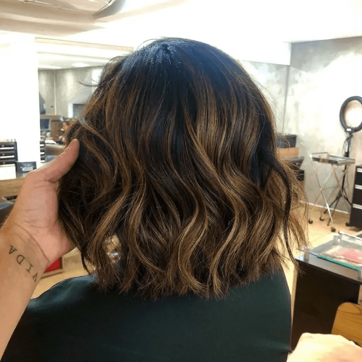 luzes mel vs caramelo para pele morena cabelo curto