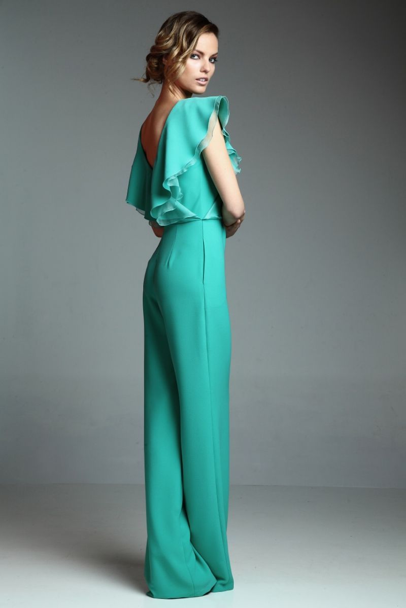 5 ideias de títulos:
1. Macacão para Casamento: A Alternativa Sofisticada ao Vestido Tradicional
2. Guia Completo: Como Escolher o Macacão Perfeito para Ser Convidada ou Madrinha
3. Dicas de Estilo: Acessórios e Sapatos que Elevam seu Macacão de Festa
4. Macacão Pantalona vs. Alfaiataria: Qual o Melhor para o Seu Casamento?
5. Macacões Plus Size para Casamento: Elegância e Conforto para Todas as Silhuetas