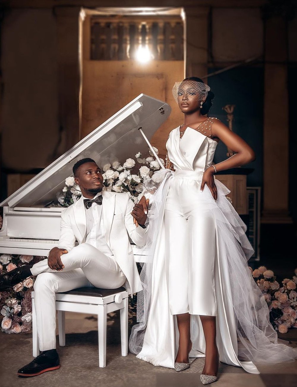 5 ideias de títulos:
1. Macacão para Casamento: A Alternativa Sofisticada ao Vestido Tradicional
2. Guia Completo: Como Escolher o Macacão Perfeito para Ser Convidada ou Madrinha
3. Dicas de Estilo: Acessórios e Sapatos que Elevam seu Macacão de Festa
4. Macacão Pantalona vs. Alfaiataria: Qual o Melhor para o Seu Casamento?
5. Macacões Plus Size para Casamento: Elegância e Conforto para Todas as Silhuetas