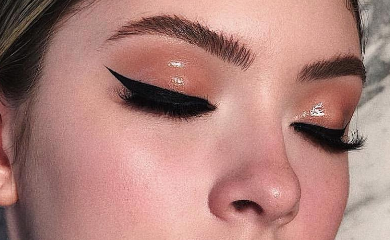 Como escolher a cor ideal para seu delineado colorido