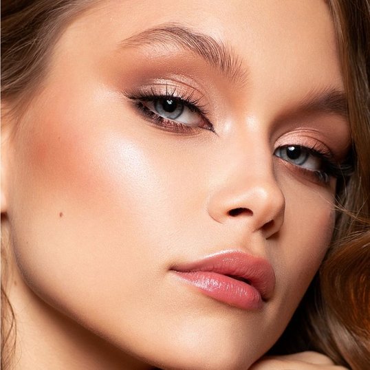 Acessórios e Roupas que Combinam com a Maquiagem Marrom e Dourada