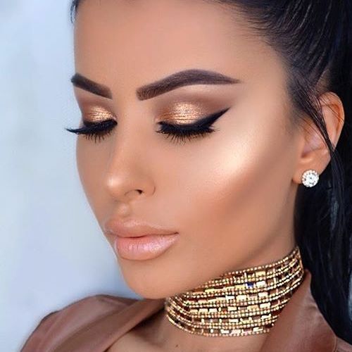 Acessórios e Roupas que Combinam com a Maquiagem Marrom e Dourada