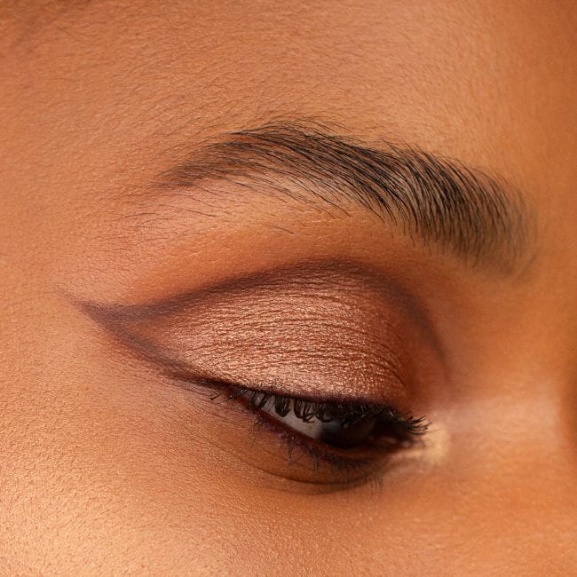 Acessórios e Roupas que Combinam com a Maquiagem Marrom e Dourada