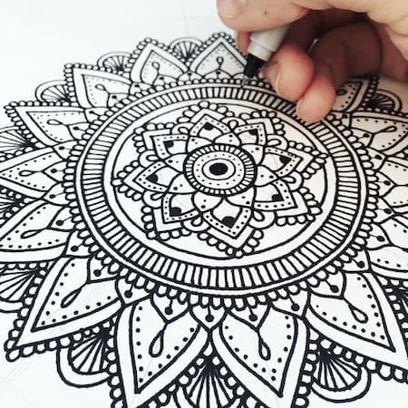 mandala para colorir com tema de flores
