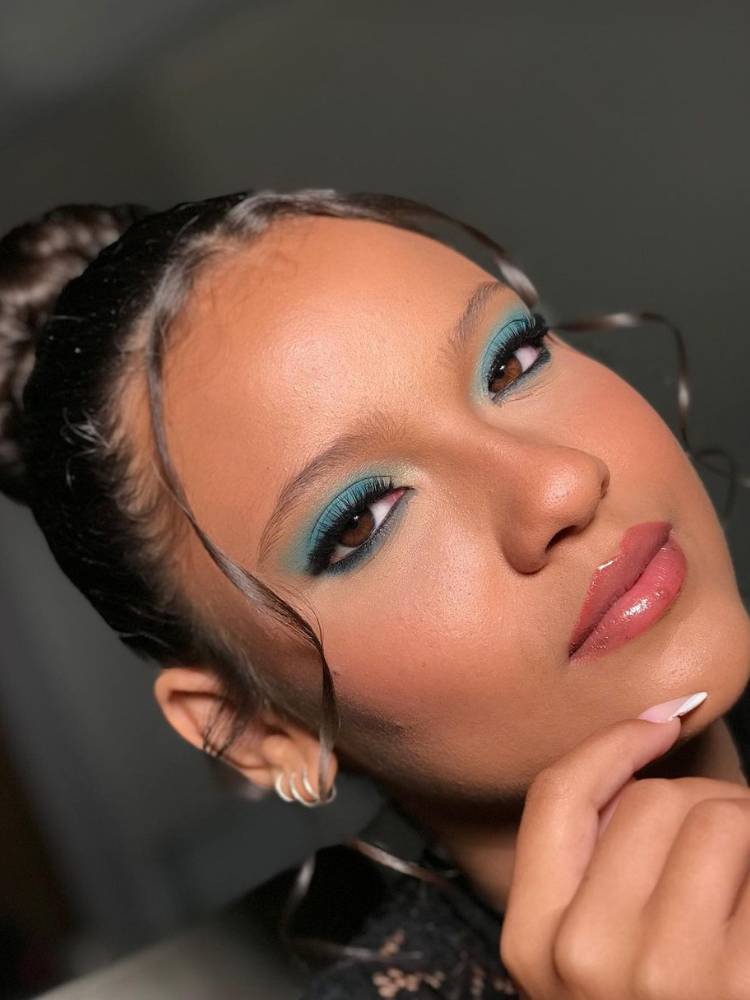 maquiagem azul com delineado