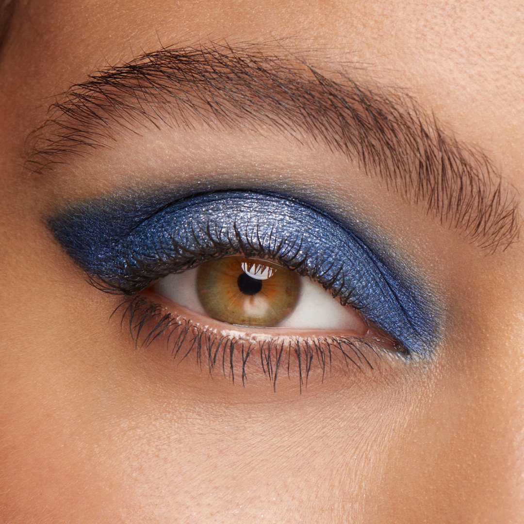 maquiagem azul na linha d