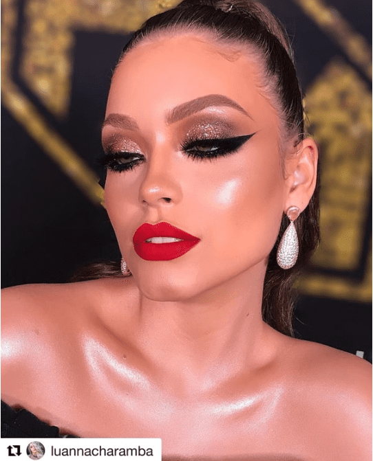 Maquiagem minimalista com batom vermelho