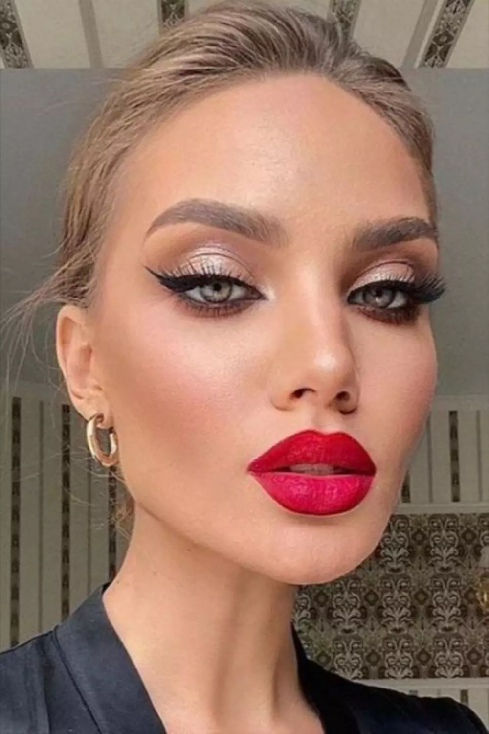 Tutorial de maquiagem com batom vermelho
