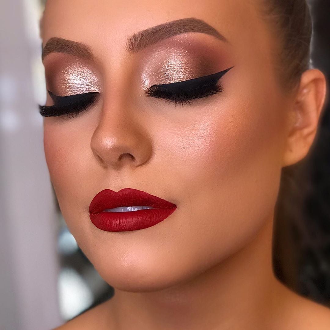 Maquiagem dourada com batom vermelho