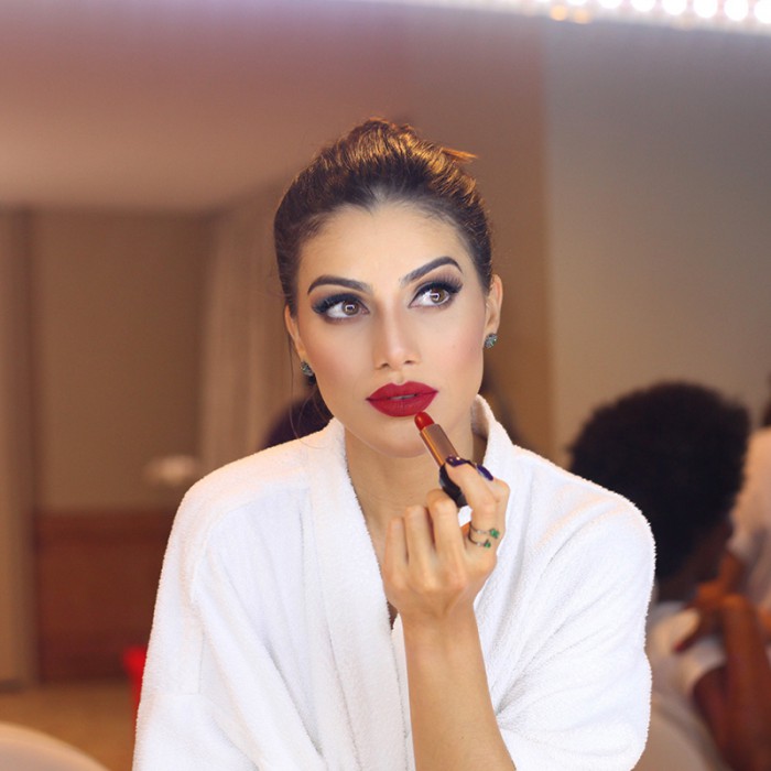 Maquiagem clássica com batom vermelho
