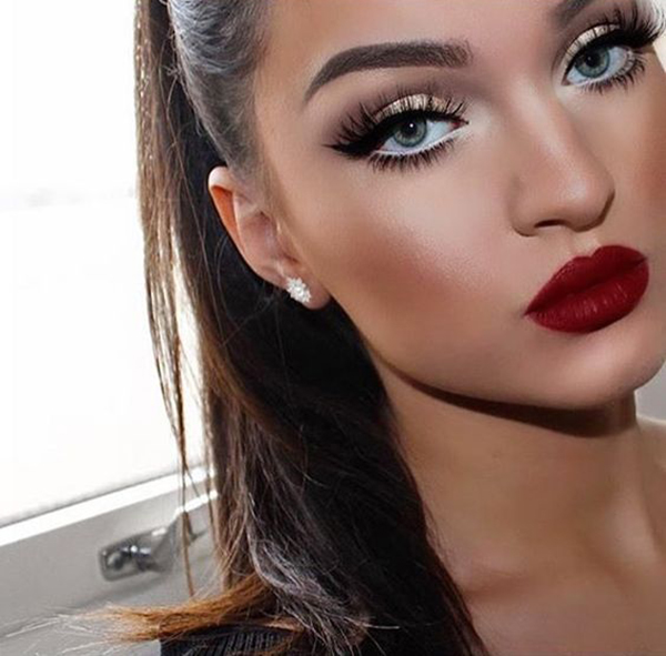 Maquiagem minimalista com batom vermelho