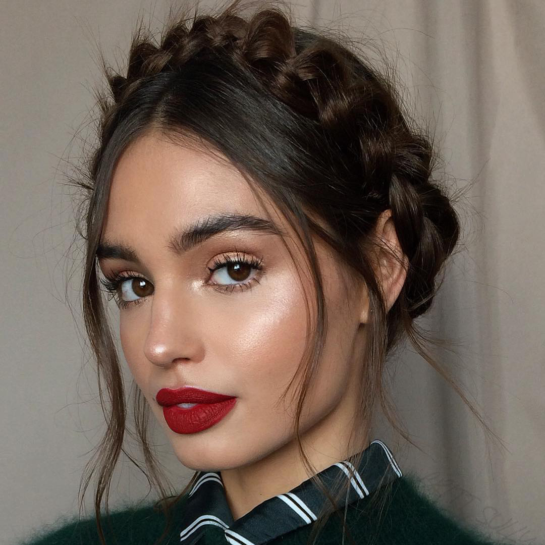 Maquiagem dourada com batom vermelho