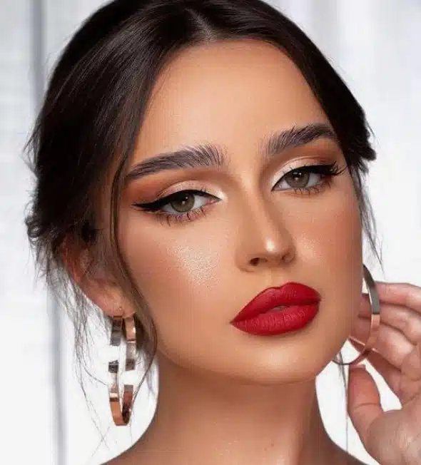 Maquiagem para o dia a dia com batom vermelho