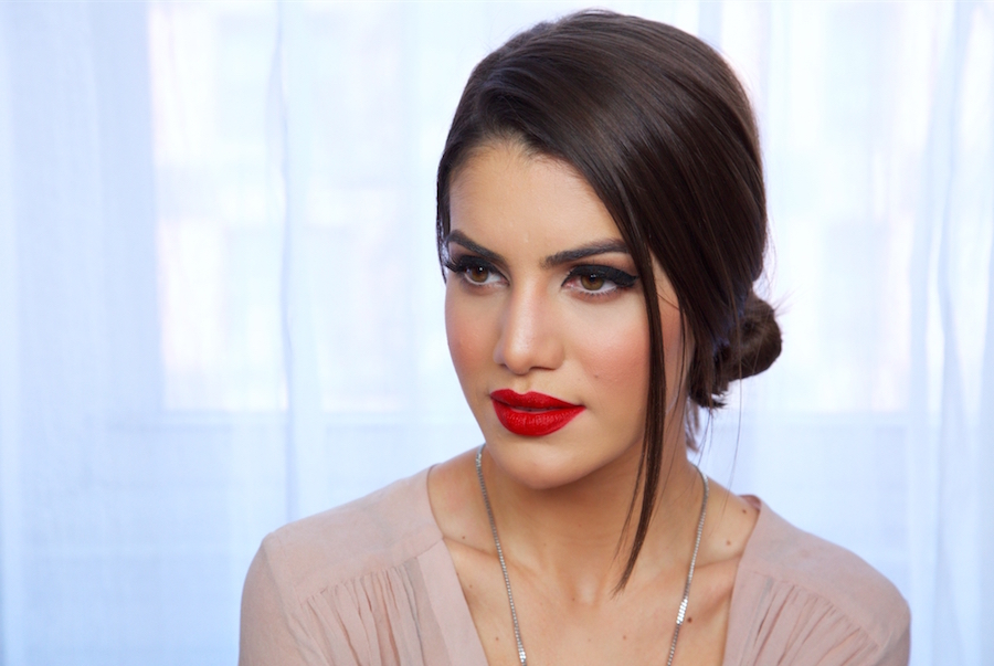 Maquiagem elegante com batom vermelho