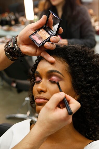 Como Montar Seu Kit de Maquiagem Profissional: Guia de Produtos e Ferramentas