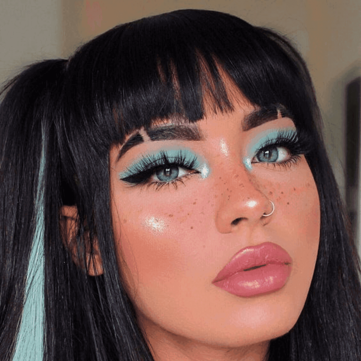 Delineado E-girl: Técnicas e Inspirações para um Olhar Marcante