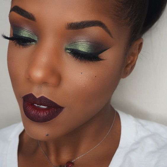 1. Guia Completo: Maquiagem Perfeita para Madrinhas com Vestido Verde; 2. Maquiagem para Vestido Verde: Escolha o Tom Certo para Cada Estilo (Esmeralda