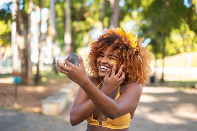 cola de cilios ou fixador de glitter para pedrarias